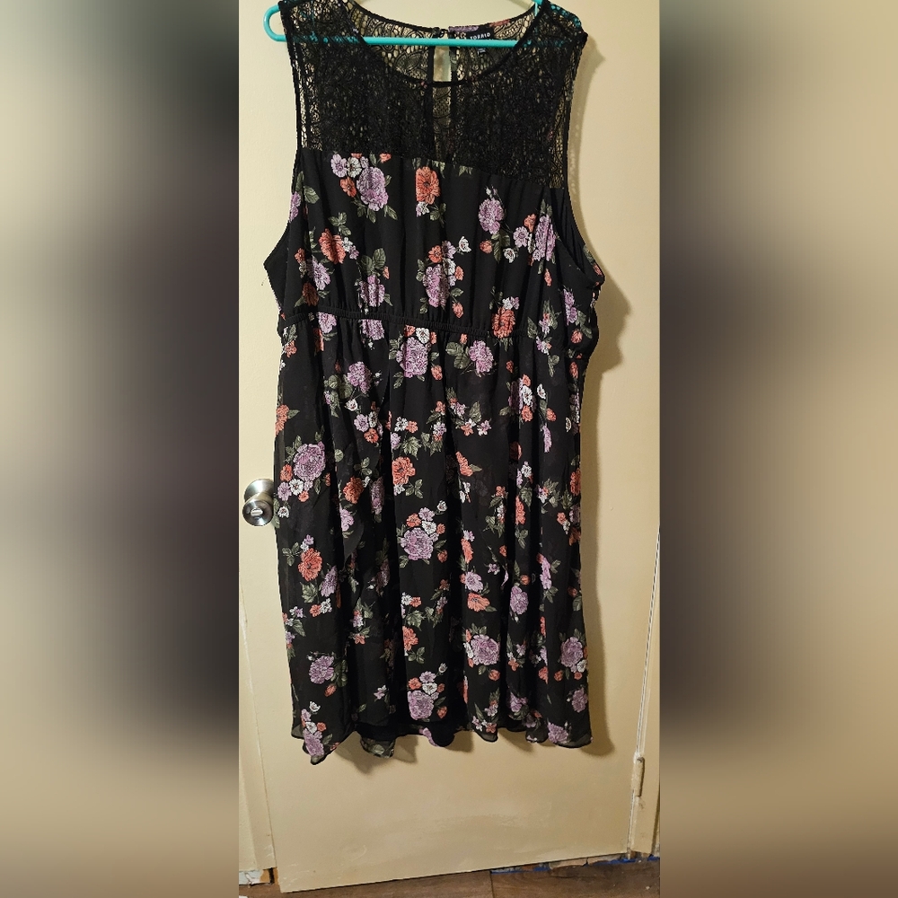 Chiffon texture and lace dress